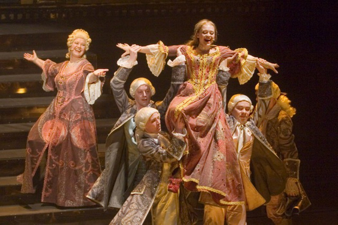 Великие театральные постановки. Лебединое озеро мэттью борна. Театр постановка. Великие театральные постановки. Красивые спектакли.