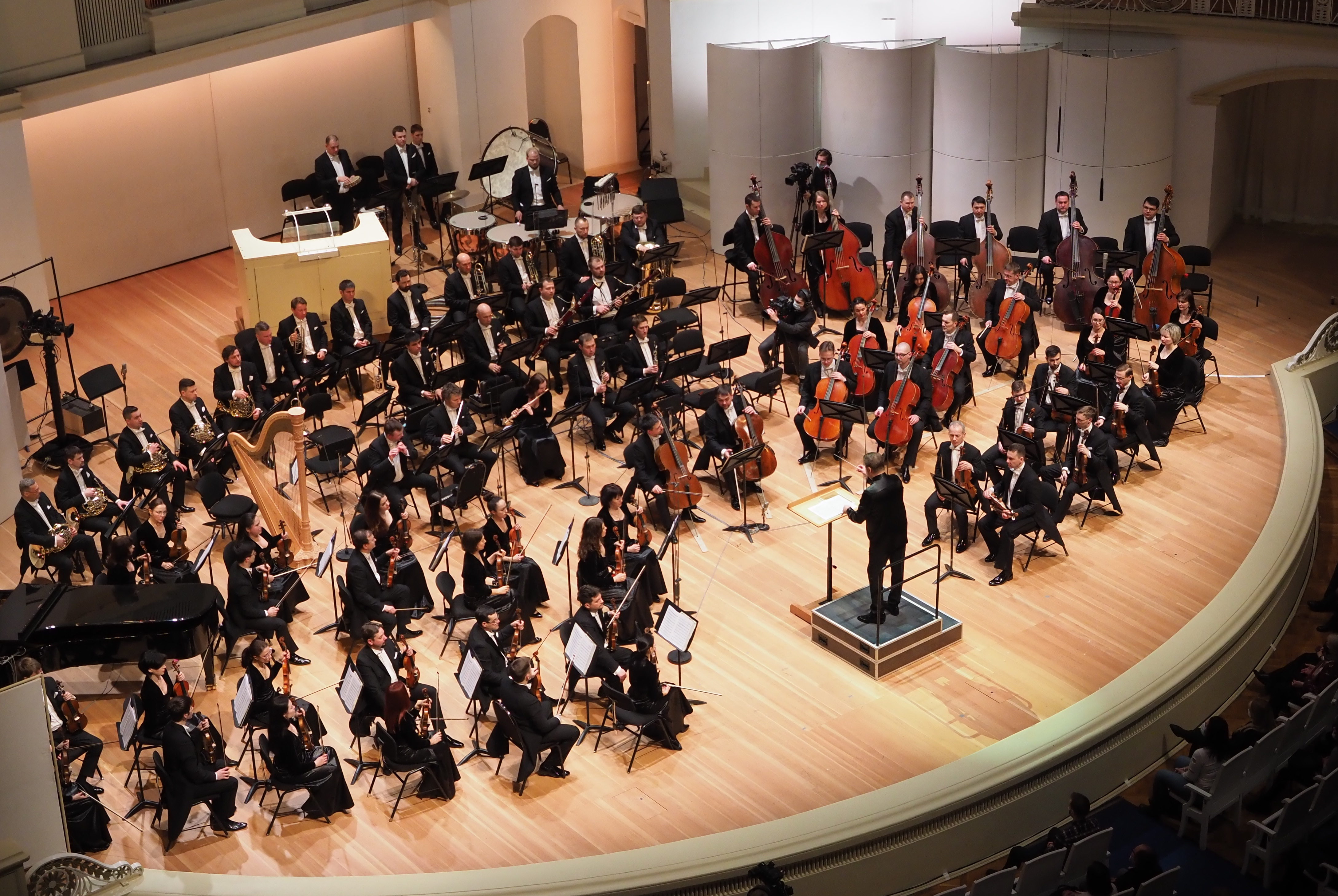 Консерватория трансляции. Концерт хиблы название. Зал чайковского концерт мацуева. Консерватория трансляции. Концерт чайковского.