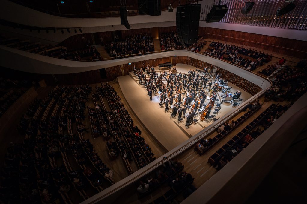 Валерий Гергиев и оркестр Мариинского театра выступают в концертном зале «Зарядье»