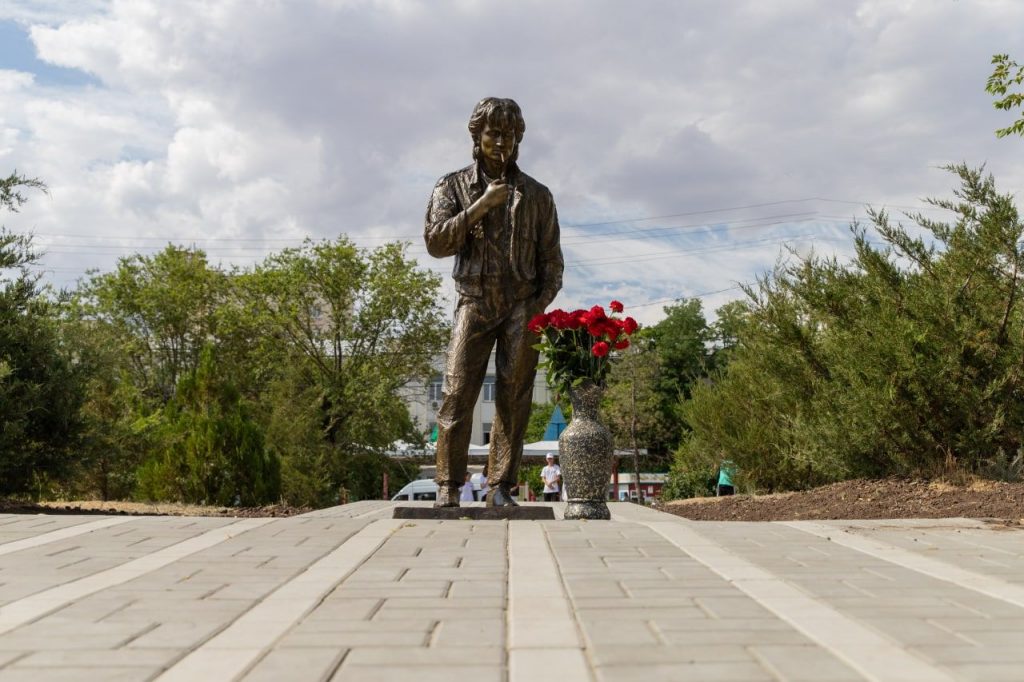 В Элисте открыли памятник Виктору Цою