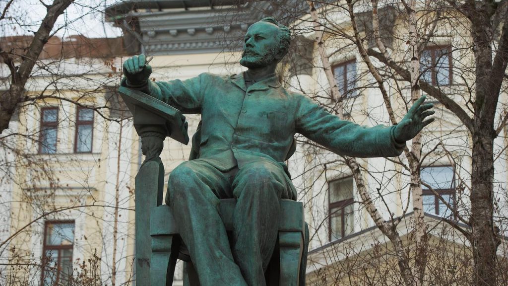 На Большой Никитской отреставрируют памятник Чайковскому