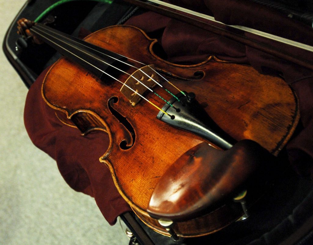Скрипка Гварнери стоимостью 100 тысяч евро возвращена владелице
