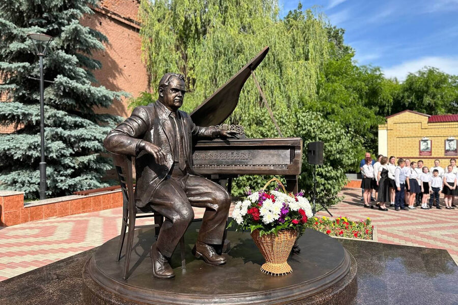 Памятник Тихону Хренникову установили в родном городе композитора