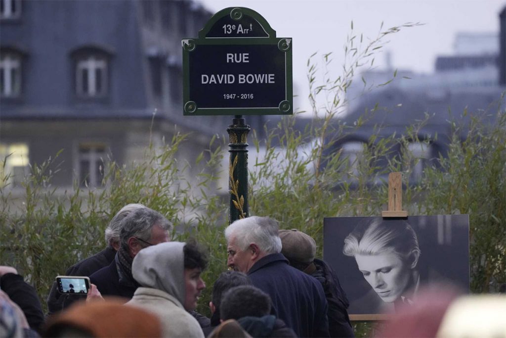 В Париже появилась улица Дэвида Боуи