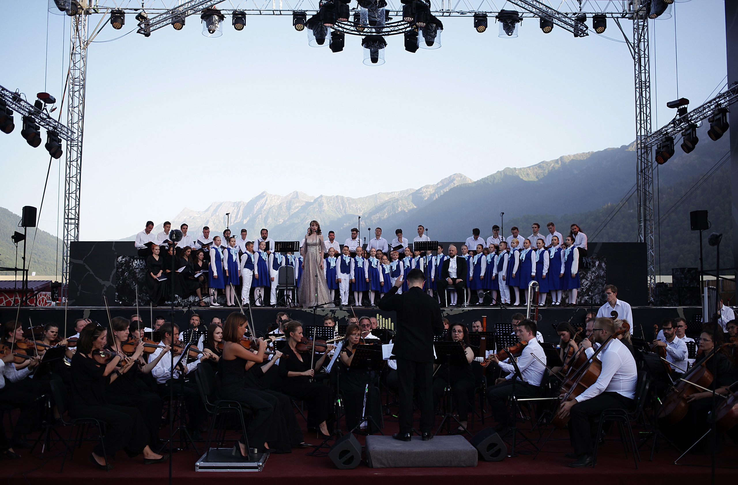 Концерты в сочи. Фестиваль дружбы народов. 27 июля сочи концерт. 27 июля сочи концерт. Выступление на сцене.