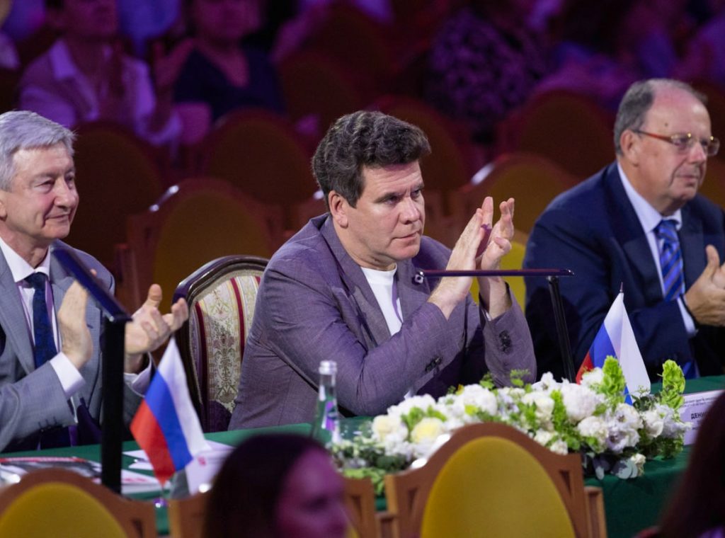 Здравствуй, племя незнакомое