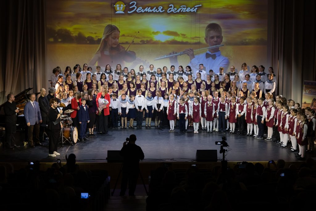 Веселый ветер над Землей детей