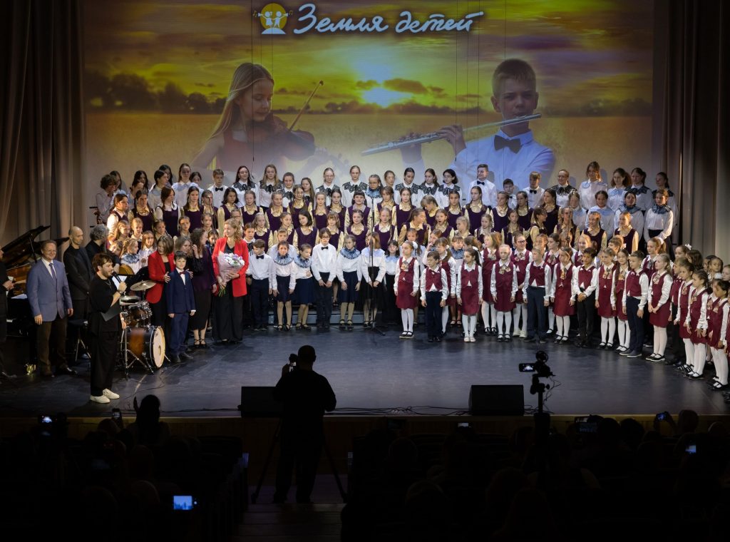 Веселый ветер над Землей детей