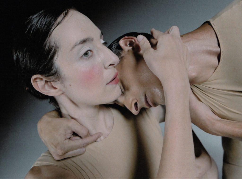 Эяль расправляет плечи