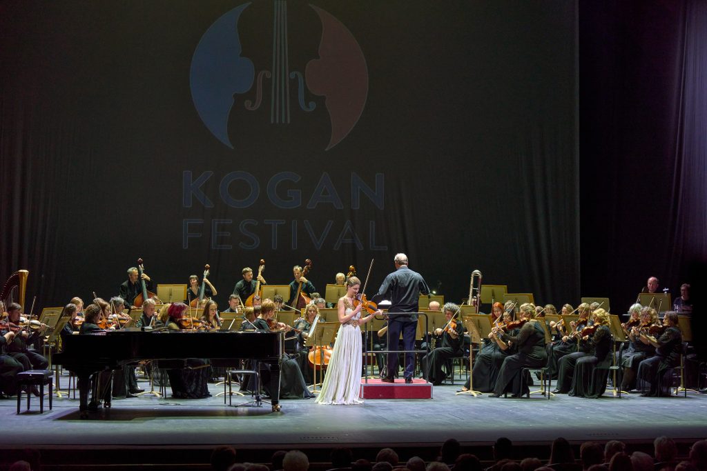 «Чайка», звезды и скрипка