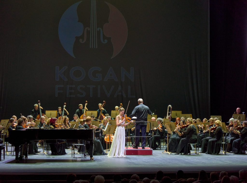 «Чайка», звезды и скрипка