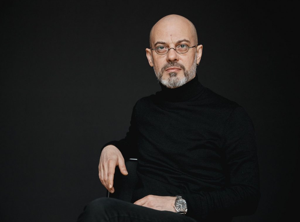 Виталий Полонский продирижирует Хором Минина