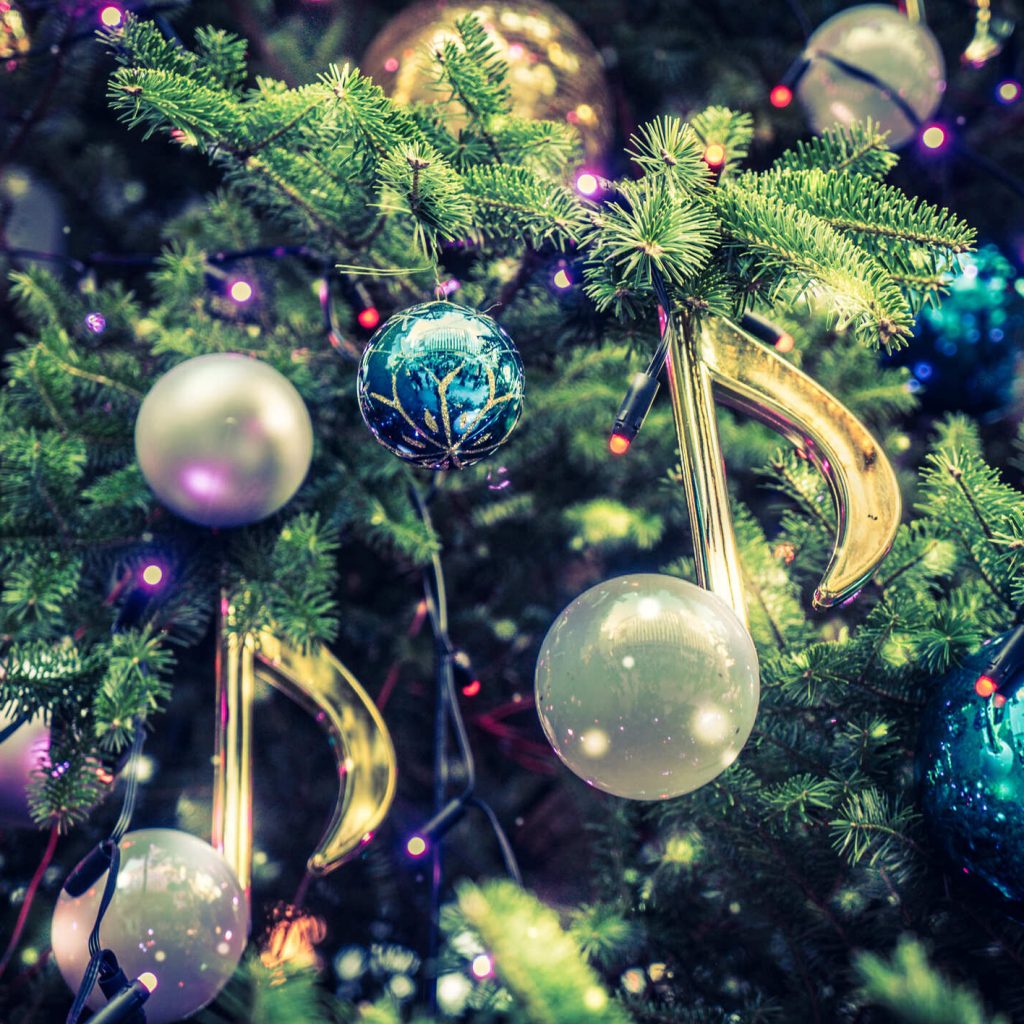 Снег, подарки и музыка