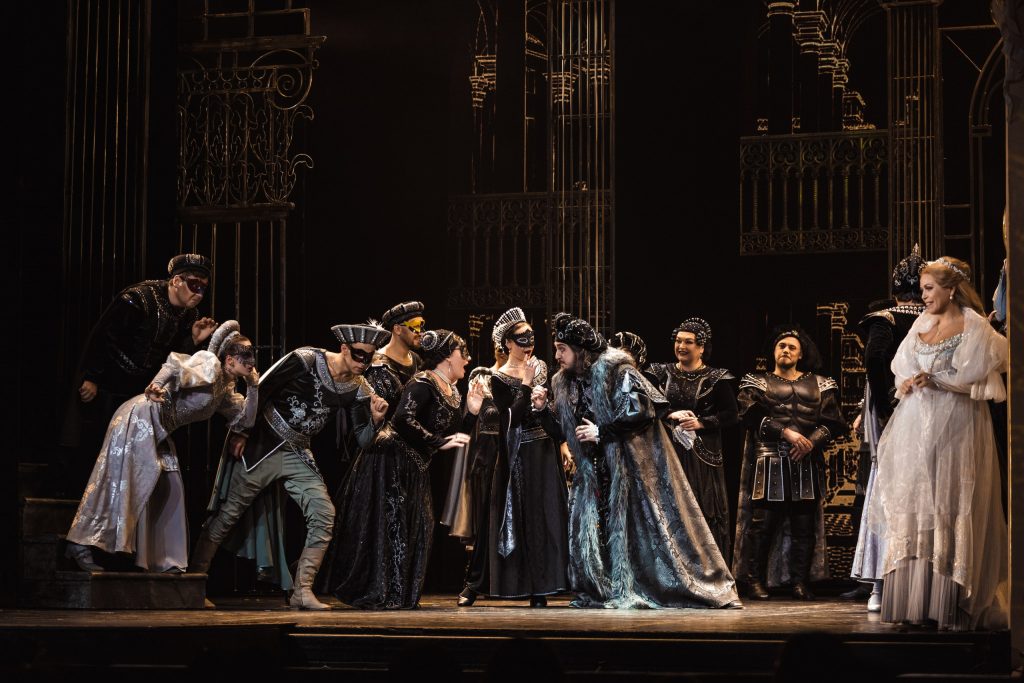 Провинциальная премьера в столичном особняке