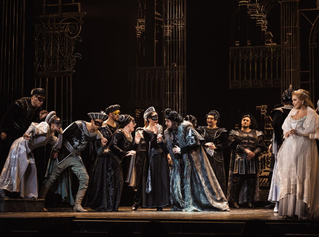 Провинциальная премьера в столичном особняке