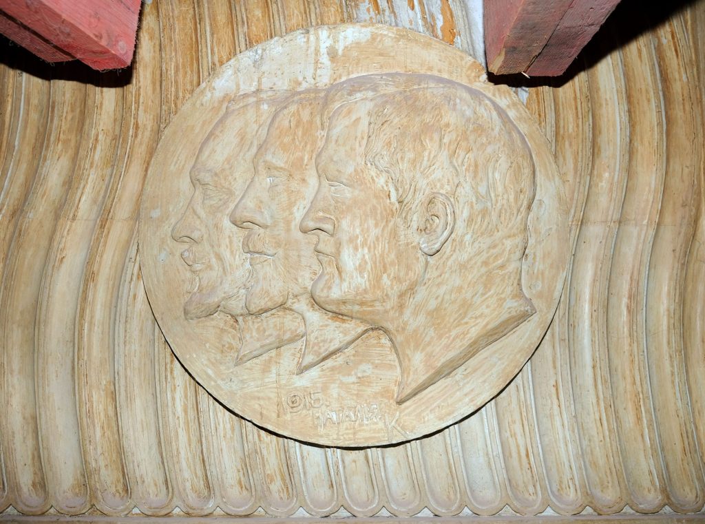 Под потолком Дома Радио нашли барельефный портрет архитекторов здания