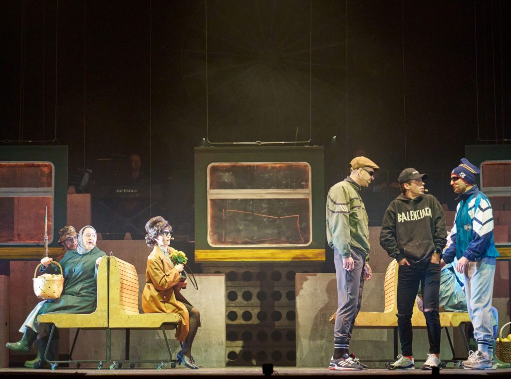 Бутылка кефира, полбатона